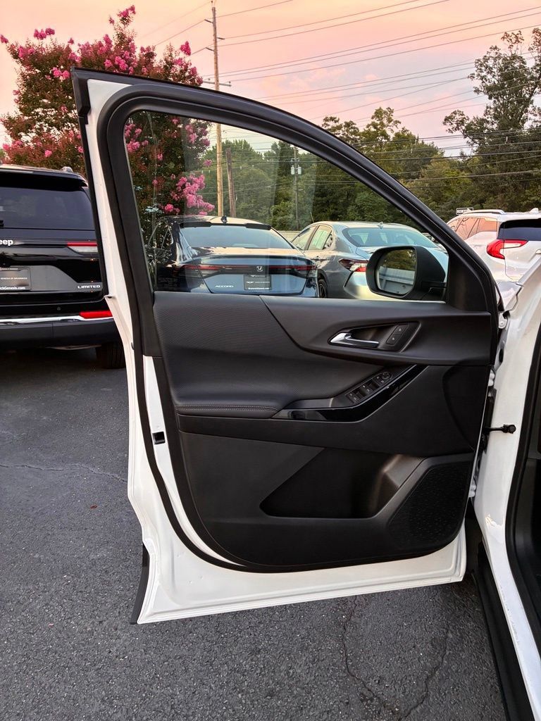 Used 2026 Chevrolet Equinox LT FWD image 28