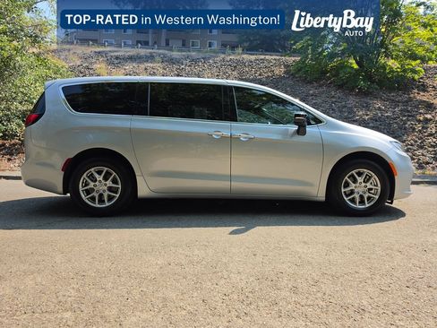 Used 2026 Chrysler Pacifica Select FWD image 4