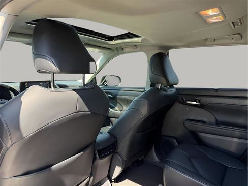 Used 2020 Toyota Highlander XLE image 25