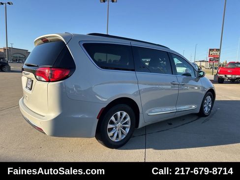 Used 2017 Chrysler Pacifica Touring-L image 10