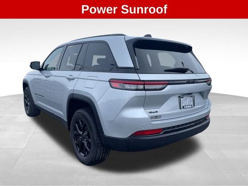 Used 2024 Jeep Grand Cherokee Altitude image 3