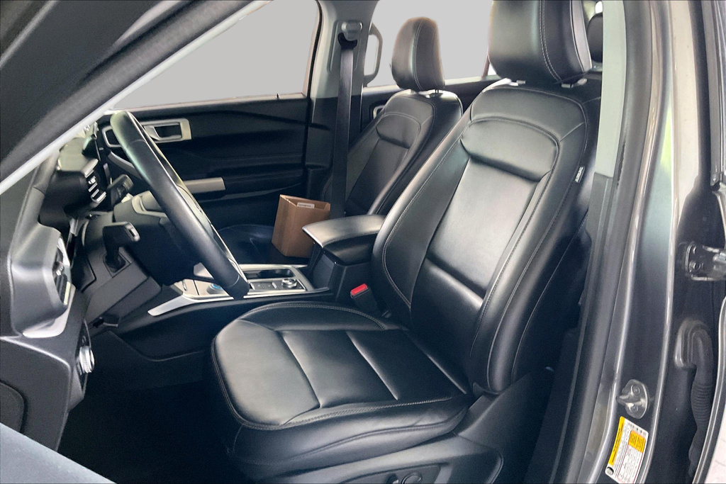 Used 2023 Ford Explorer XLT AWD/4WD image 3