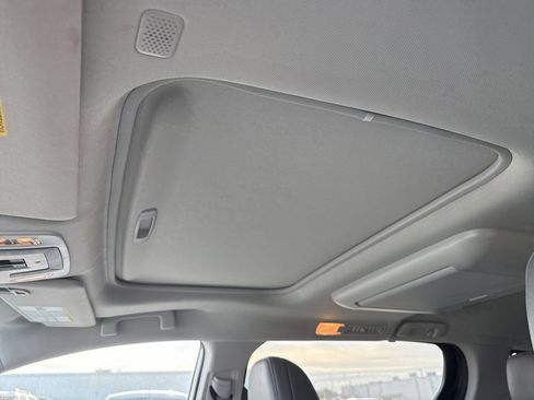 Used 2023 Toyota Sienna Limited image 8