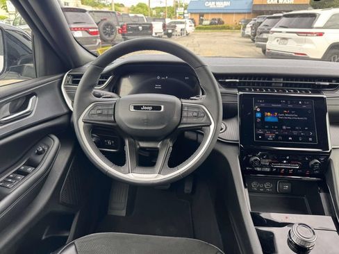Used 2023 Jeep Grand Cherokee Altitude AWD/4WD image 13