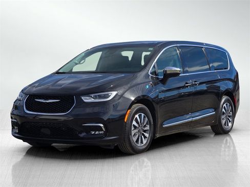 Used 2022 Chrysler Pacifica Limited w/ Uconnect Theater Family Group image 8
