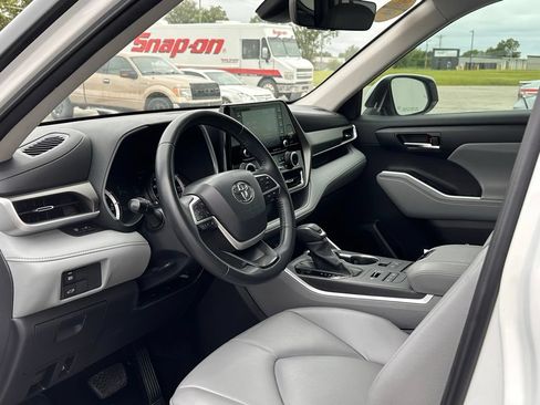 Used 2022 Toyota Highlander XLE AWD/4WD image 11