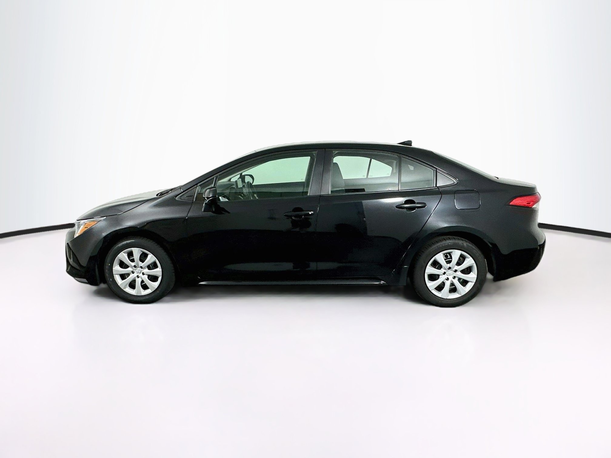 Used 2025 Toyota Corolla LE FWD image 4