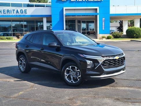 Used 2025 Chevrolet Trax LT FWD image 2