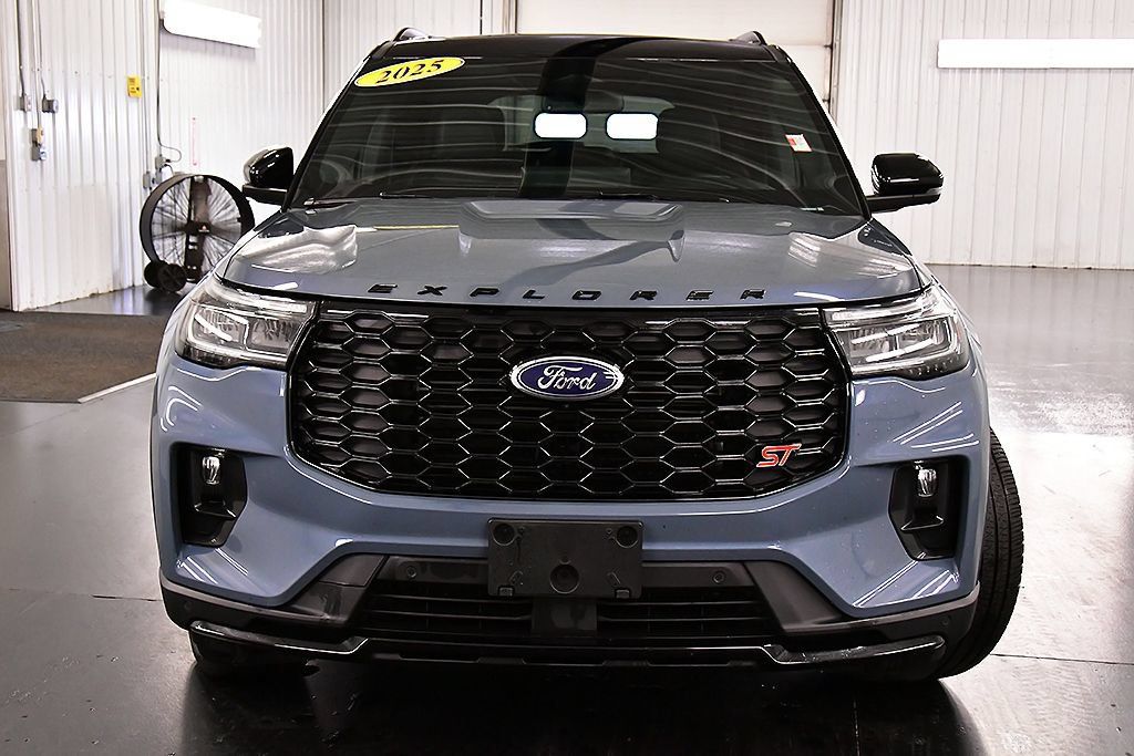 Used 2025 Ford Explorer ST AWD/4WD image 2