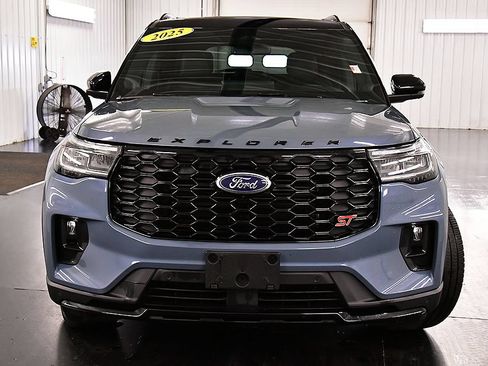 Used 2025 Ford Explorer ST AWD/4WD image 2