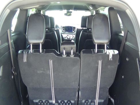 Used 2025 Chrysler Pacifica Select FWD image 11