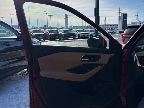 Used 2021 Nissan Rogue Platinum image 11