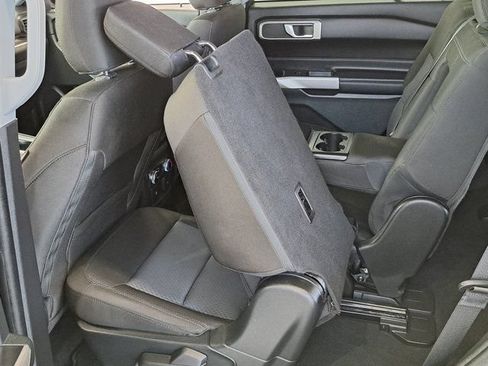 Used 2023 Ford Explorer XLT AWD/4WD image 29
