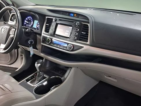 Used 2014 Toyota Highlander Plus AWD/4WD image 18