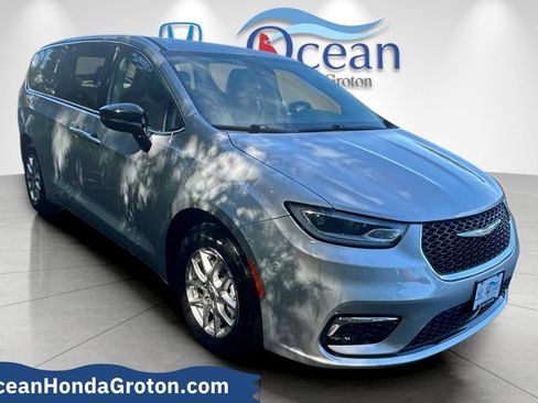 Used 2024 Chrysler Pacifica Touring-L FWD image 1