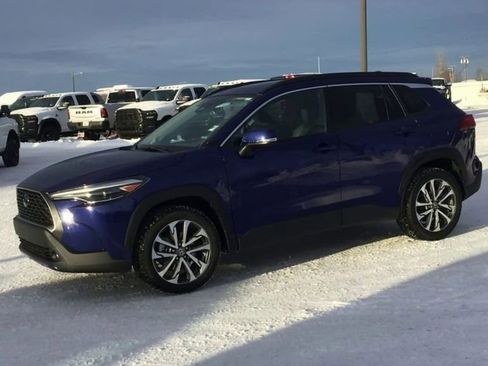 Used 2023 Toyota Corolla Cross XLE w/ Convenience Package image 4