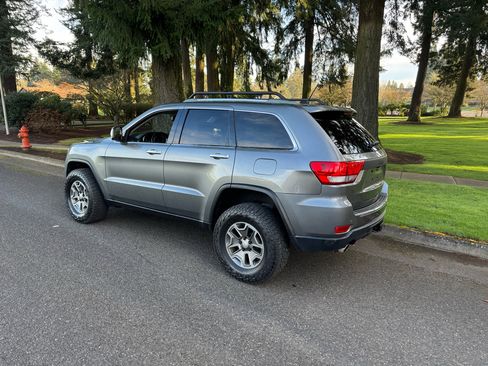 Used 2011 Jeep Grand Cherokee Limited w/ Luxury Group II image 3