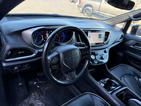 Used 2024 Chrysler Pacifica Limited w/ S Appearance Package image 8