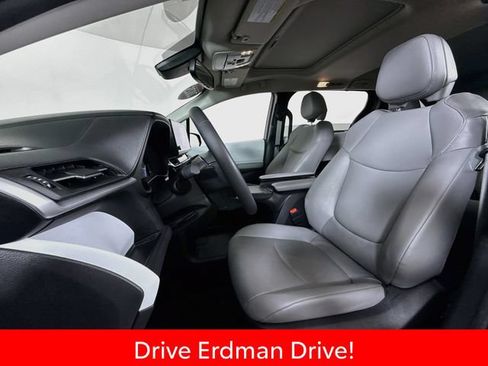 Certified 2025 Toyota Sienna XLE FWD image 5