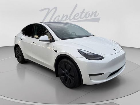 Used 2024 Tesla Model Y Long Range RWD image 8