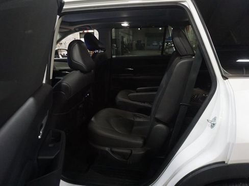 Used 2024 Toyota Grand Highlander AWD image 16