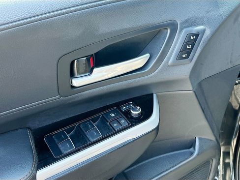 Used 2025 Toyota Sienna Limited FWD image 17