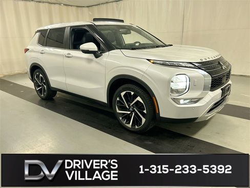 Used 2022 Mitsubishi Outlander SE image 1