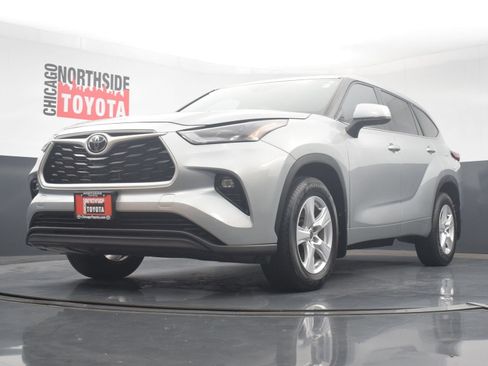 Used 2023 Toyota Highlander LE AWD/4WD image 34