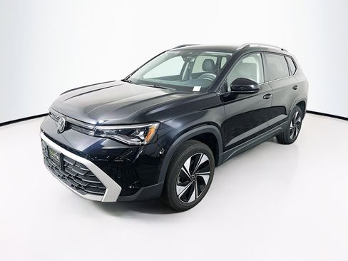 Used 2025 Volkswagen Taos SE image 3