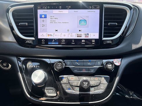 Used 2025 Chrysler Pacifica Select FWD image 16