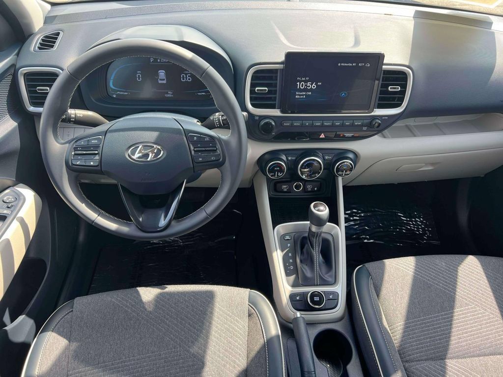 Used 2023 Hyundai Venue Limited FWD image 14