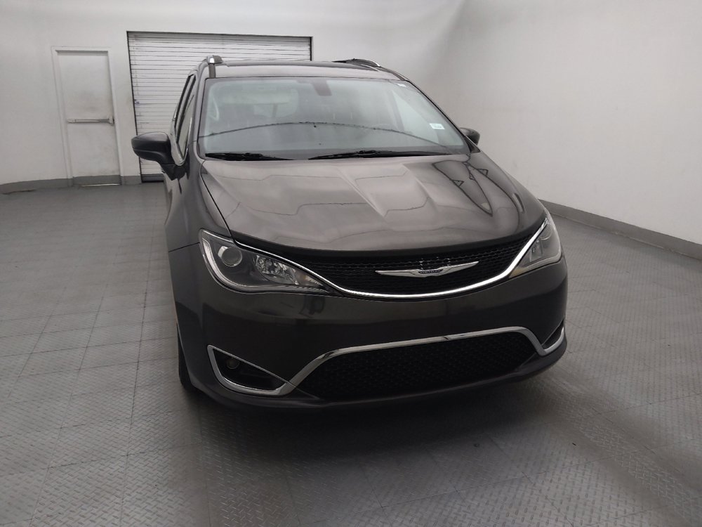 Used 2020 Chrysler Pacifica Touring-L FWD image 14