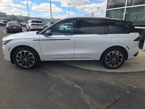 Used 2024 Lincoln Nautilus Reserve image 4