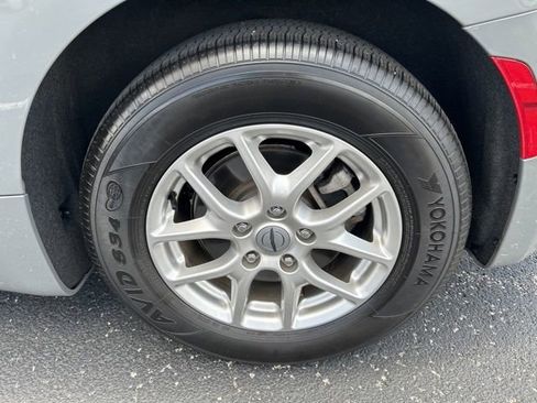 Used 2025 Chrysler Pacifica Select FWD image 17