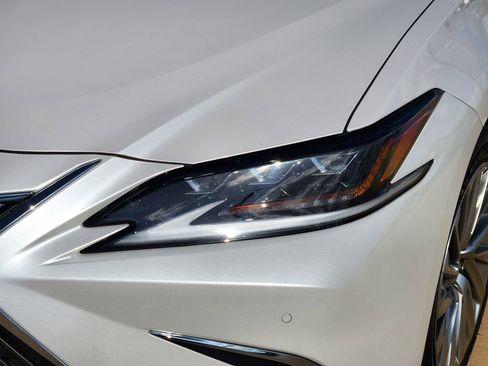 Used 2019 Lexus ES 350 Ultra Luxury w/ Accessory Package 2 image 9
