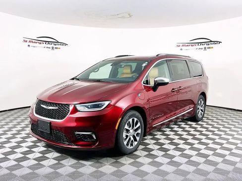 Used 2023 Chrysler Pacifica Pinnacle image 4