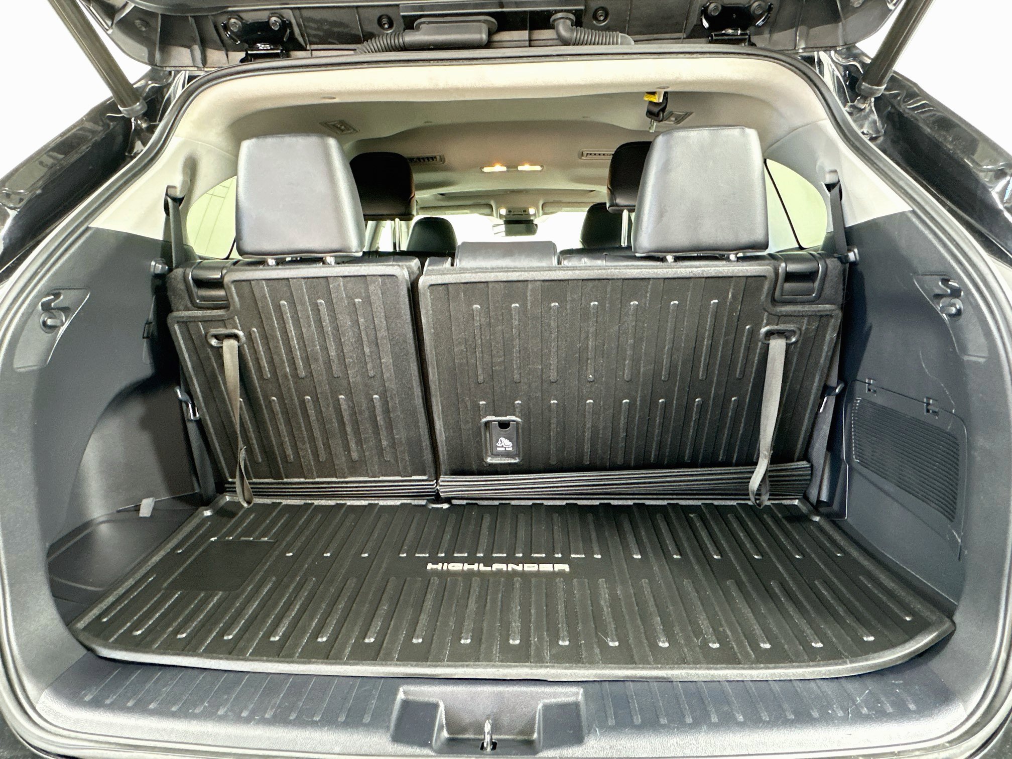 Used 2023 Toyota Highlander XLE AWD/4WD image 25