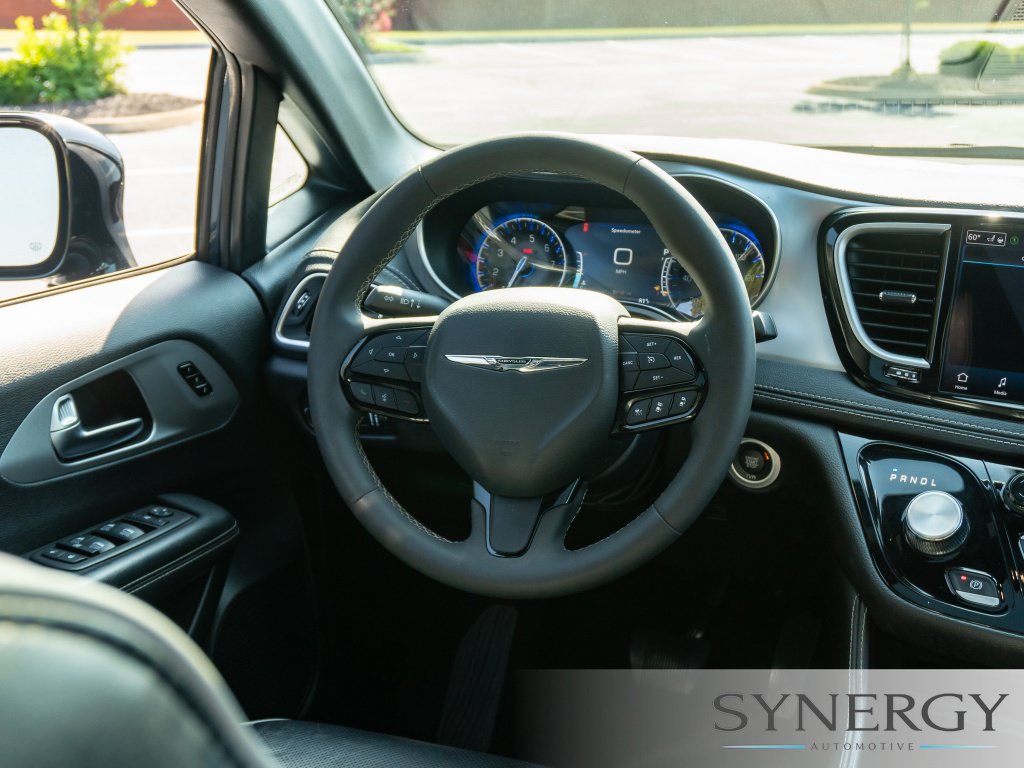Used 2025 Chrysler Pacifica Limited FWD image 22