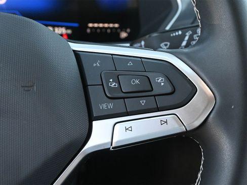 Used 2023 Volkswagen Tiguan SE image 7