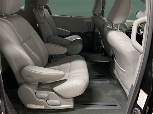 Used 2017 Toyota Sienna XLE image 15