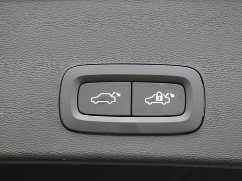 Certified 2025 Volvo XC40 B5 Plus image 17