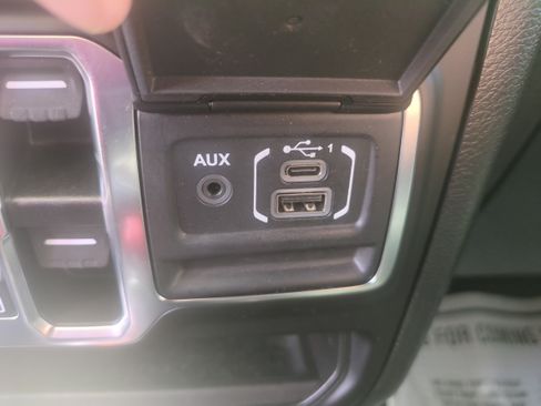 Used 2022 Jeep Wrangler Unlimited Sahara w/ Cold Weather Group AWD/4WD image 28
