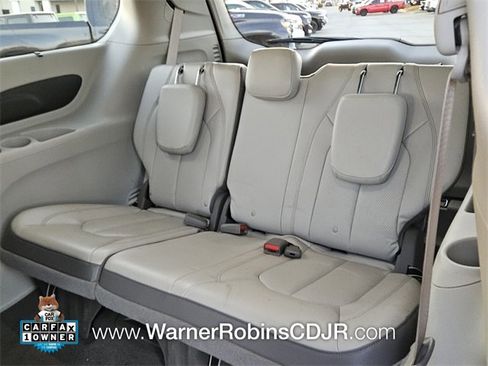 Used 2018 Chrysler Pacifica Touring-L image 9