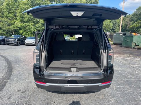 Used 2025 Chevrolet Suburban LT w/ Comfort Package RWD image 35