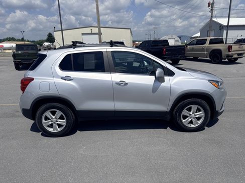 Used 2017 Chevrolet Trax LT w/ LT Convenience Package AWD/4WD image 13