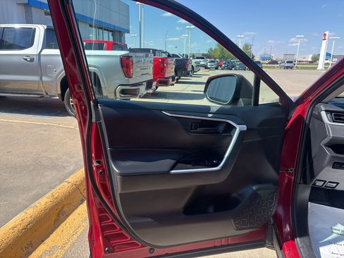 Used 2021 Toyota RAV4 LE AWD/4WD image 13