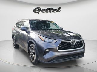 Used 2020 Toyota Highlander XLE FWD video 2