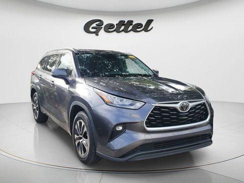 Used 2020 Toyota Highlander XLE FWD image 2