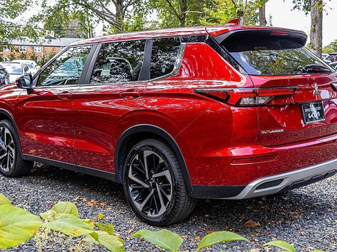 Used 2024 Mitsubishi Outlander AWD image 4