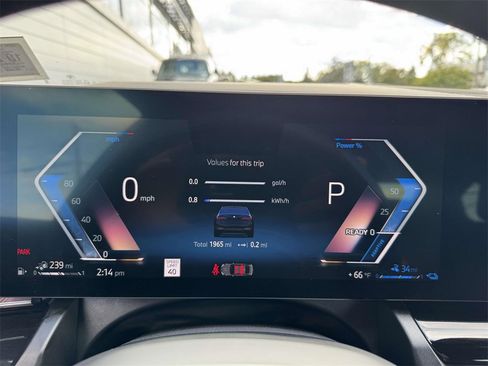 Used 2025 BMW 550e xDrive w/ Premium Package image 17